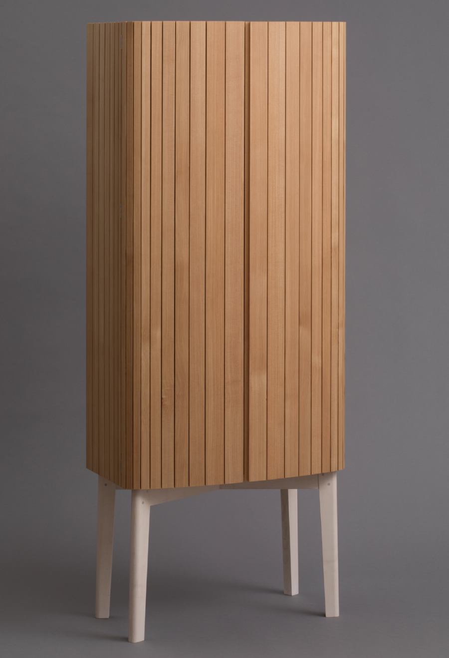 Wäscheschrank aus Lärche und Ahorn